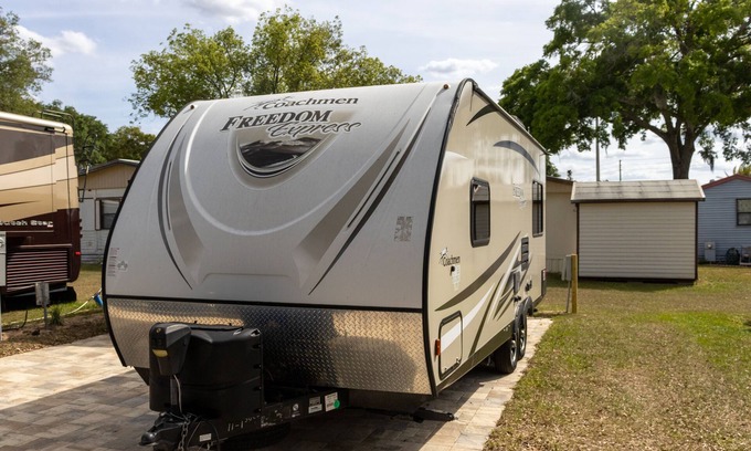 Zephyrhills House | Pet-Friendly New Colman Caravan with Ocean View & Pool