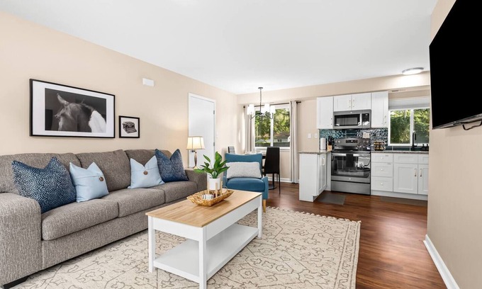 Roseville Apartment | Cozy 1BR Flat Steps from Downtown Roseville