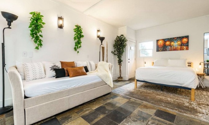 Veterans Park Apartment | Modern Studio Near River, Park & Café - Guest Rated 9/10