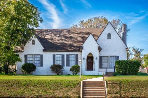 Austin Ave. House | Cozy Bungalow with Dedicated Office in Washington