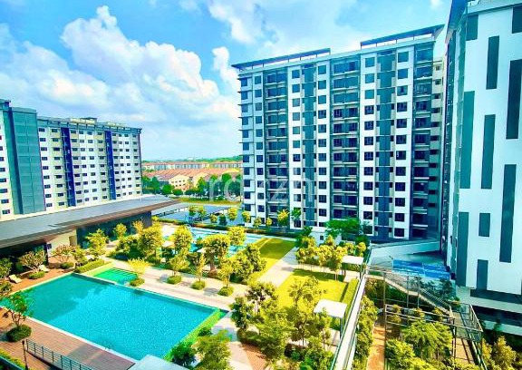 Shah Alam Apartment | Modern Condo with Free Parking, Wifi & Pool Near SZB