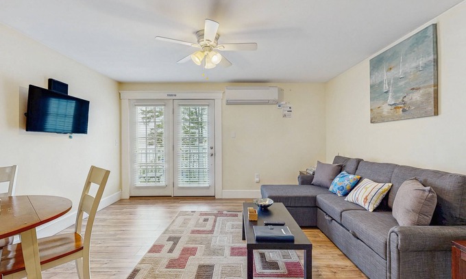 Edgecomb Condo | Beautiful Water-View Condo at Sheepscot Harbour Resort