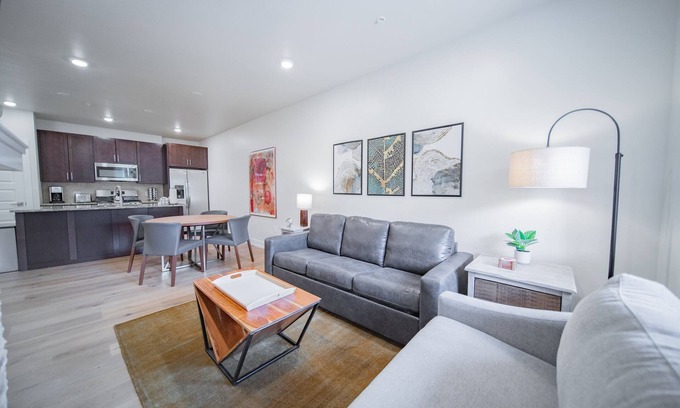 Lakeside Village Condo | Modern Condo Near Keystone Lake with Pool & Spa Access