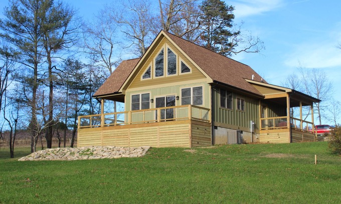 Hendersonville Cabin | Rustic Farmhouse Retreat with Jacuzzi and Loft Comfort