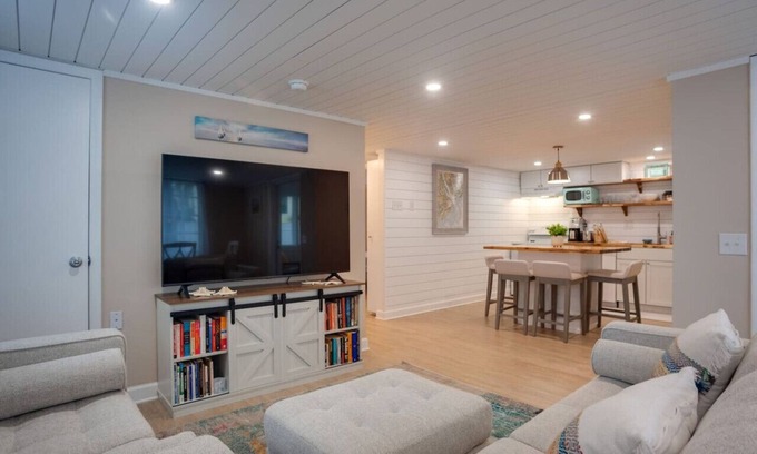 Folly Field Cottage | Pet-Friendly Cottage with Fenced Yard - Rated 10/10!