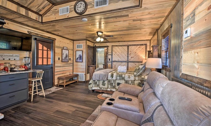 Broken Bow Apartment | NEW! Couple’s Retreat: Woodsy Broken Bow Studio!