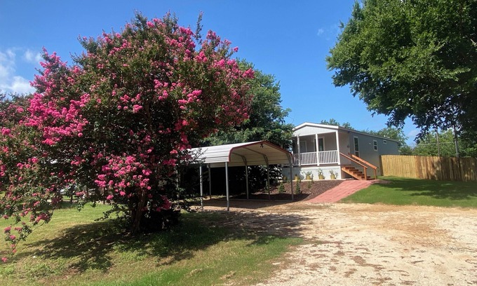Granbury House | New Cozy 1 Bedroom/Bath HomeOnly 5 Minutes To Granbury’s Historic Square/Lake