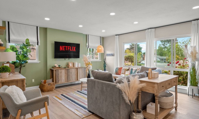 Ontario House | New & Cozy 3B/2B Home Near Ontario Airport and Toyota Arena