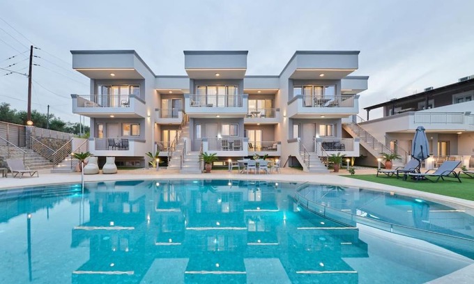 Stavromenos Apartment | Cozy Apartments on Crete Coast with Pool & Dining Area