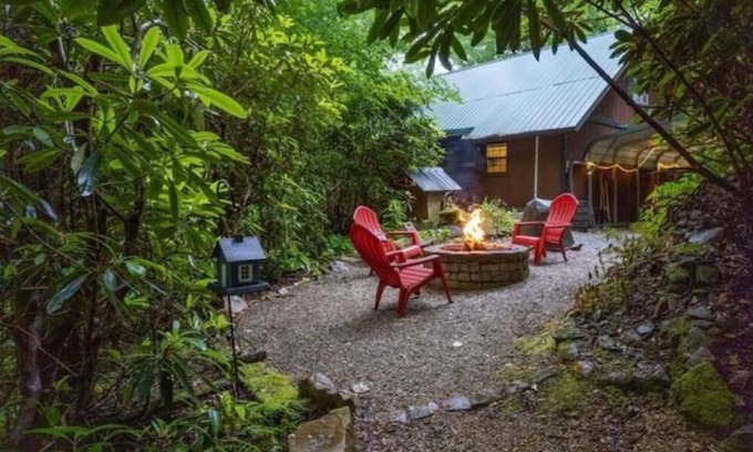 Andrews House | Cozy Cabin near Smoky Mountains with Pet-Friendly Amenities