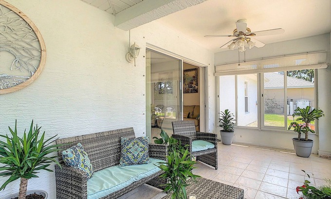 North Port House | Cozy Retreat with Ocean Views near Mineral Springs & Beaches