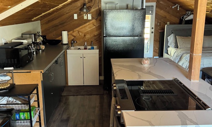 Westgate Apartment | New! Cozy & Private Detached Studio in Edmonds