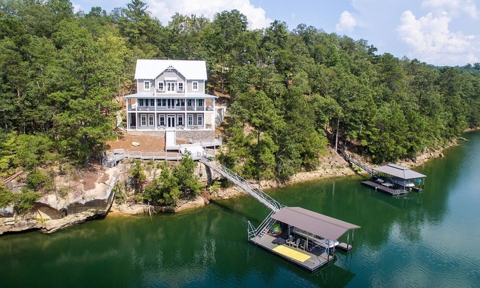 Arley House | Idyllic Lakefront Retreat at Smith Lake with Pool & Breakfast