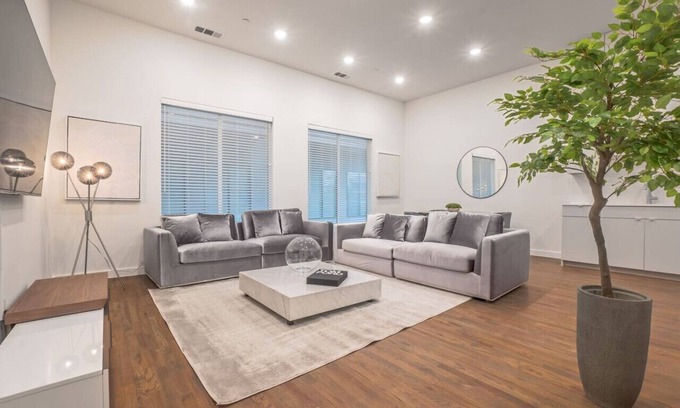 Old East Dallas House | Bright New Townhome - Perfect for Families in Knox/Lower Greenville