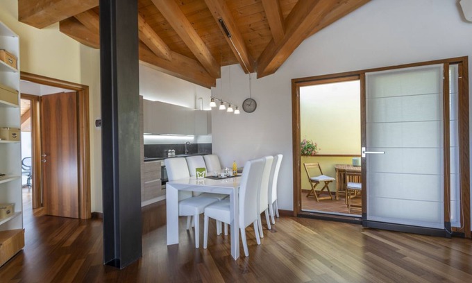 Palmanova Apartment | Stunning APT with Terrace, Hot Tub & Netflix - 10/10 Rating