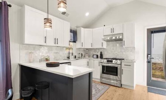 Candler-McAfee House | Pet-Friendly New Decatur Bungalow with Ocean View Awaits