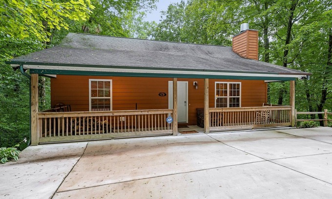 Smithville Cabin | Discover Deer Lake Lodge: Ideal for Family Getaways