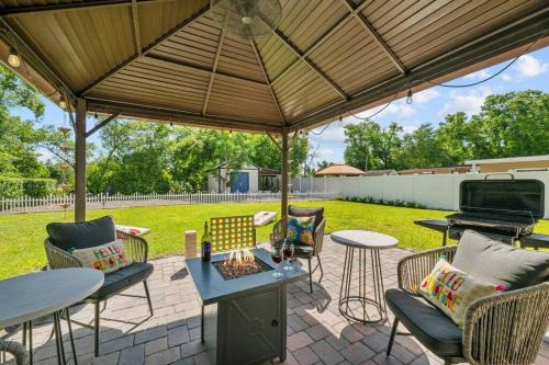 Forest City House | New Design-Movie Night Bar-Fire Pit-Hammocks-Games