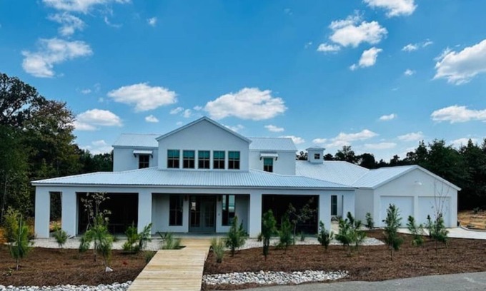 Arp House | Designer Beachfront Retreat for Family-Friendly Getaways