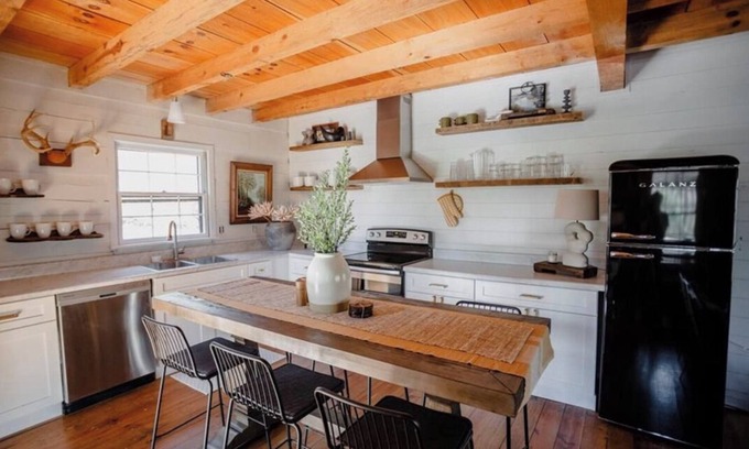 Dial Cabin | Cozy Designer Cabin Retreat in Blue Ridge, GA - 10/10 Rated!