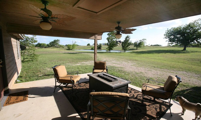 Lockhart Cottage | Family-Friendly Country Retreat with Fishing Pond & Kitchen