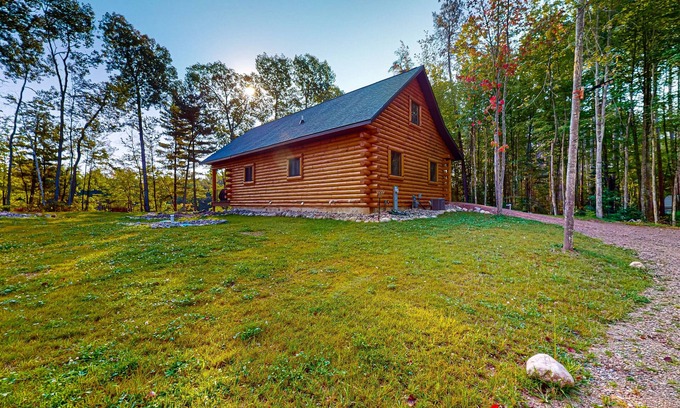 Tomahawk Cabin | Pet-Friendly Cabin with River Views and Modern Amenities