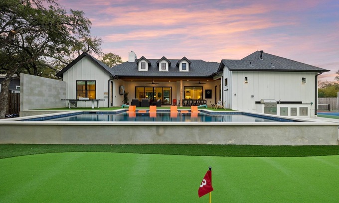 Dripping Springs House | -NEW-Downtown DRIPn Pool/Spa/Golf/Pickleball/30Guests
