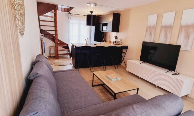 Neauphle-le-Chateau Apartment | Stylish Duplex with Parking and Breakfast Included