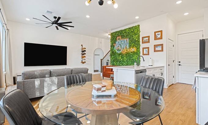 East MLK House | New East Austin Modern, minutes to DT, Domain, & Airport