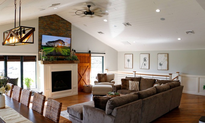 Ronks House | Elegance on The Farm: Pool, Hot Tub & Scenic Views Await
