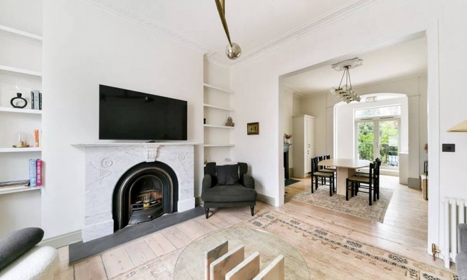 Angel House | Elegant Islington Home: Top-Rated Stay with Family Amenities