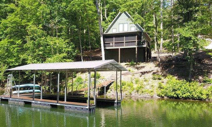 Jasper House | NEW Emerald Hideaway on Smith Lake -4 BED, 3.5 BATH w/Fire Pit, Kayaks + More!