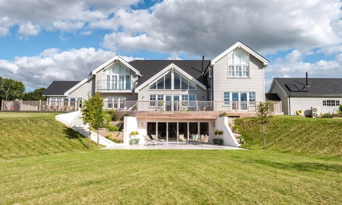 Wickham Villa | Elegant New England Mansion - Six Bedroom Villa for 15