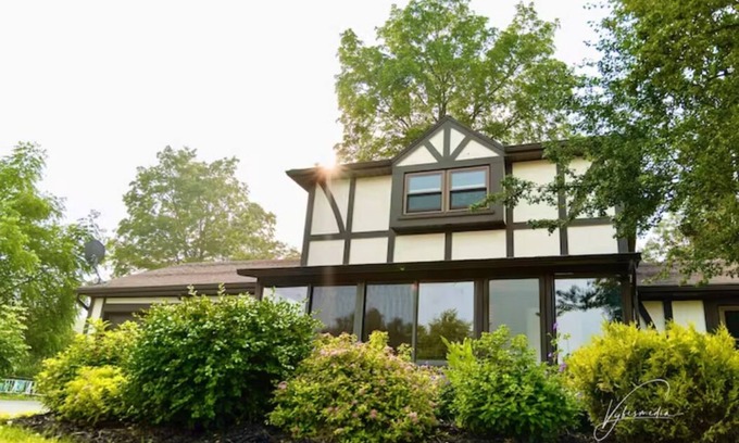 North Greece House | Idyllic New English Cottage by Ontario Lake with Spa & Pool