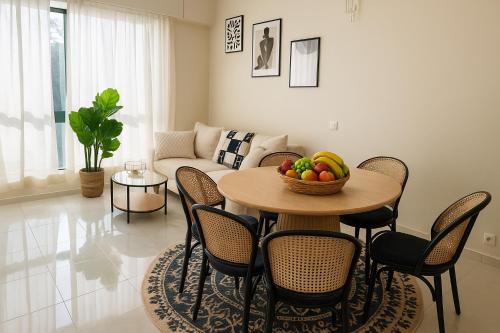 Chaillot Apartment | Renovated NEW ÉTOILE Arc de Triomphe with Pool & Spa