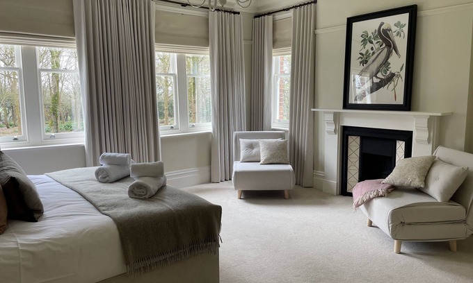 West Parley House | Stylish Country Home with Spa Pool & Expansive Grounds