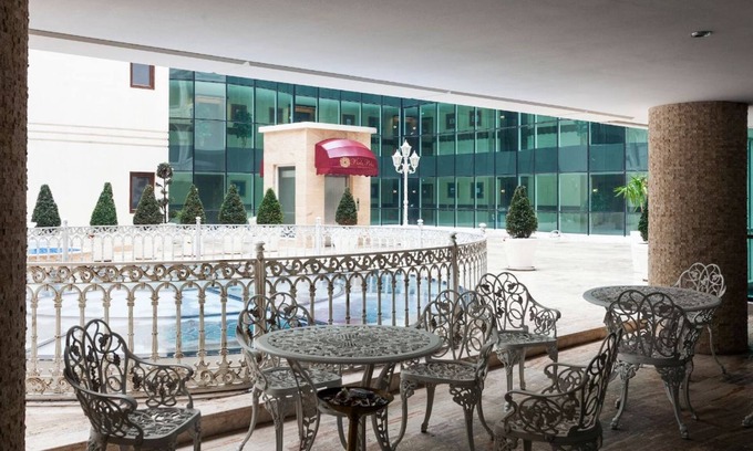 Pendik Apartment | Stylish New Falcon Palas: Pet-Friendly with Spa Access