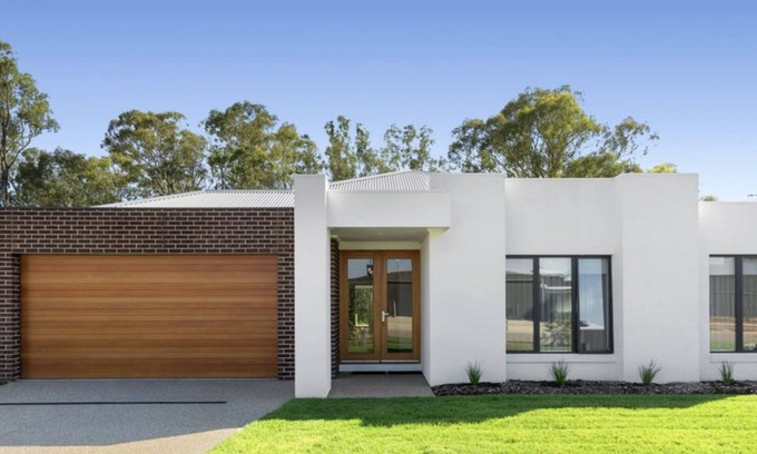 Bundalong House | Ideal Family Holiday Home by the River with Great Amenities