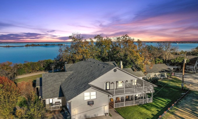 Lake Whitney House | New Fire Pit Area, Walk to Water, Pac-Man Game