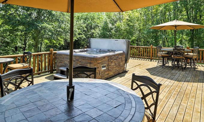 Pine Bush Cabin | Experience Foley's Log Cabin with Hot Tub & Pool Access