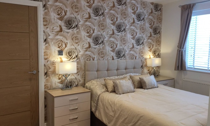 Barton-on-Sea Apartment | Oceanfront Garden Apartment 'Bayside' with 10/10 Rating