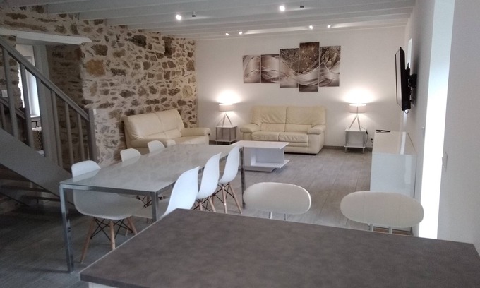 Plomodiern House | Pet-Friendly Gîte for 6 with Ocean View & Pool Access