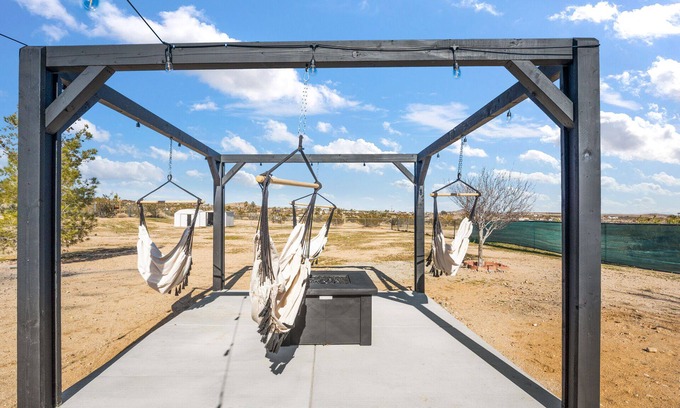 Joshua Tree House | Golden Sunsets: Swim Spa, Game Room & Scenic Views Await!