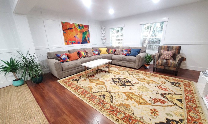 Riverside House | Discover Greenwich Picasso House: 5 BDRS Near Beach & NYC