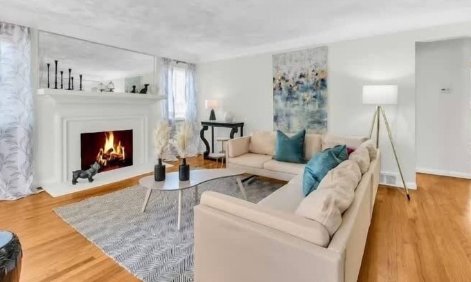 Anchorville House | NEW! Grosse Pointe/Detroit 3BR | Sleeps 8 | Yard