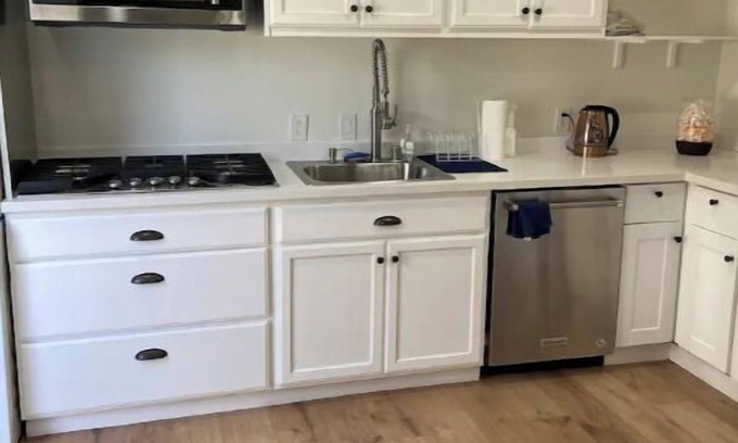 Woodland Hills House | New Guesthouse with Full Kitchen for Families and Friends