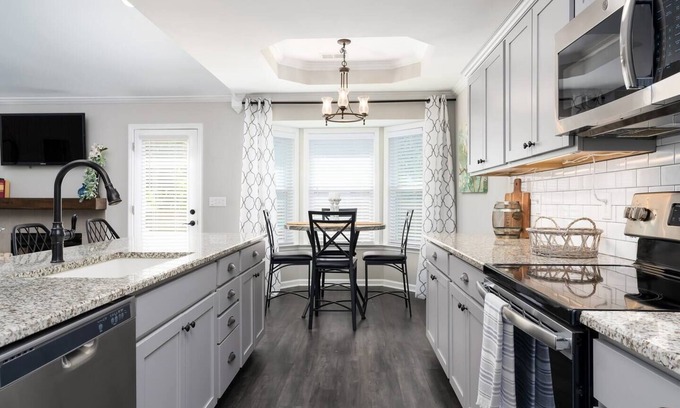 Helena House | Pet-Friendly Hamptons On The Rocks - Steps from Downtown