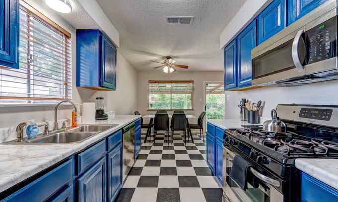 Franklin Park House | Bright Happy Hollow: 3 King Beds & Fun Movie Room