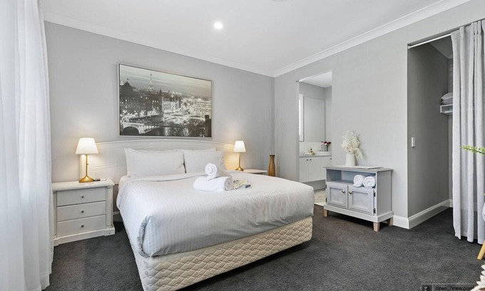Banksia Beach House | Elegant New Haven - Eiffel Tower Suite with Breakfast Included