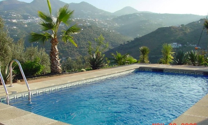 Sayalonga House | Inviting Holiday Home with Pool, Spa and Ocean Views